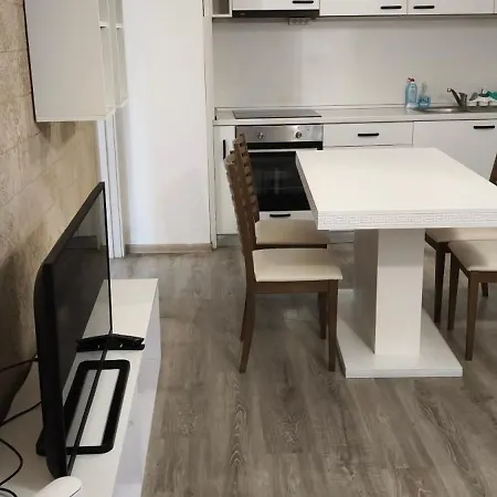 Two-bedroom Lauta Park 6 *