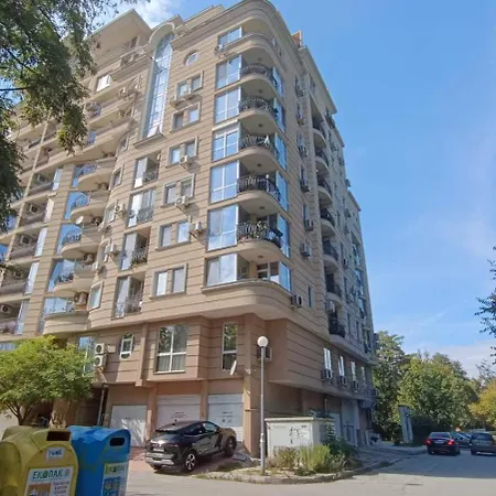Two-bedroom Lauta Park 6 شقة بلوفديف